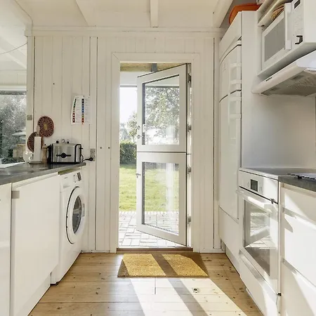 Дом отдыха Seafront With Hot Tub